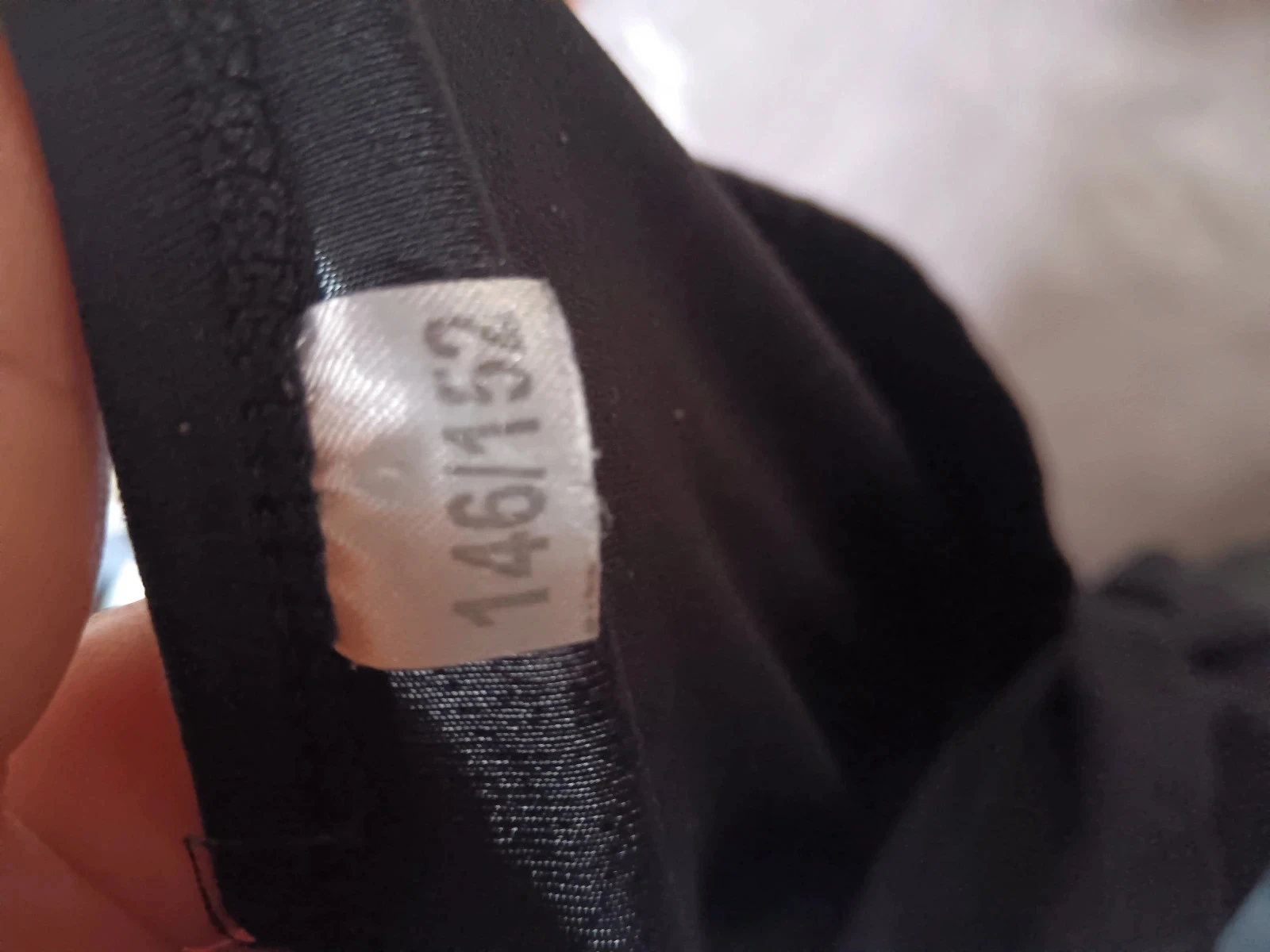 Bajo la camiseta negra – photo 3